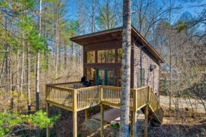 Yellow Pine – Rivers Edge Treehouse Resort